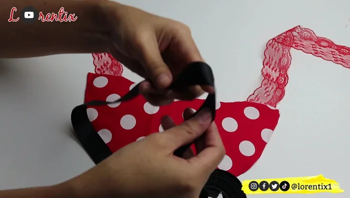 Pegar el lazo con silicona caliente, asegurándose de que quede bien ubicado.