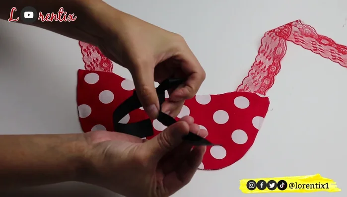 Pegar el lazo con silicona caliente, asegurándose de que quede bien ubicado.