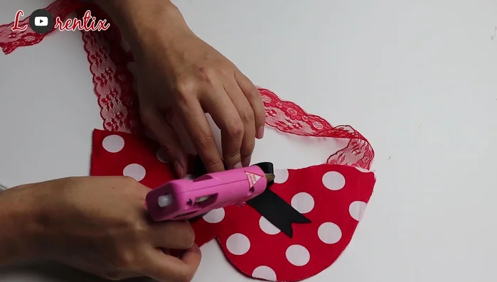 Pegar el lazo con silicona caliente, asegurándose de que quede bien ubicado.