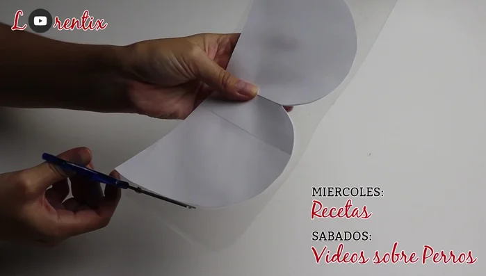 Colocar la mica (opcional) sobre la mesa, encima el molde y cortar la tela doblada por la mitad para obtener cuatro capas.