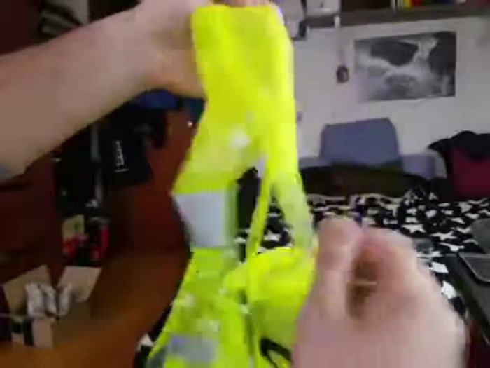 Funcionalidad del chaleco reflectante para humanos: Se puede usar sobre la ropa, incluso sobre una chaqueta. Su diseño adaptable lo hace cómodo para personas de diferentes complexiones.