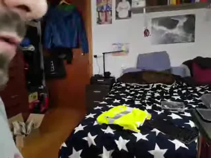 Funcionalidad del chaleco reflectante para humanos: Se puede usar sobre la ropa, incluso sobre una chaqueta. Su diseño adaptable lo hace cómodo para personas de diferentes complexiones.