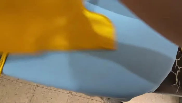 Dobladillo superior: Hacer un doblez en la parte superior para ocultar la costura.