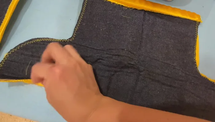 Dobladillo inferior: Hacer un dobladillo pequeño en la parte inferior para evitar que se deshilache.