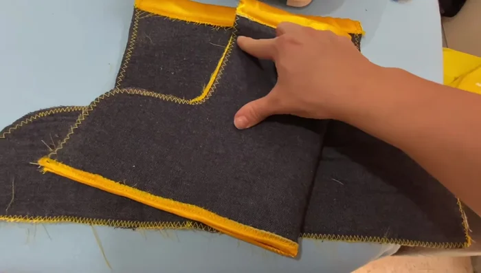 Coser la bota: Unir las dos piezas de la bota con una costura recta, dejando el zig-zag libre.