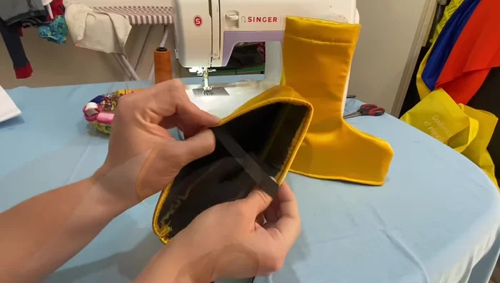 Agregar elástico: Coser un elástico en la parte superior de la bota para asegurar un buen ajuste.