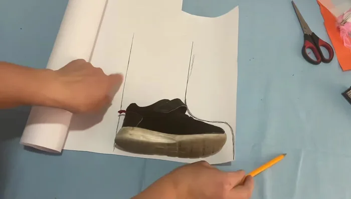 Crear el patrón: Dibujar la forma de la bota sobre papel, incluyendo espacio extra para el zapato y 26 cm de altura extra. No es necesario ser preciso en este paso.