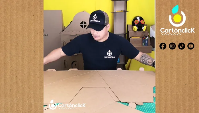 Formar la primera pieza con dobleces específicos para crear la estructura principal.