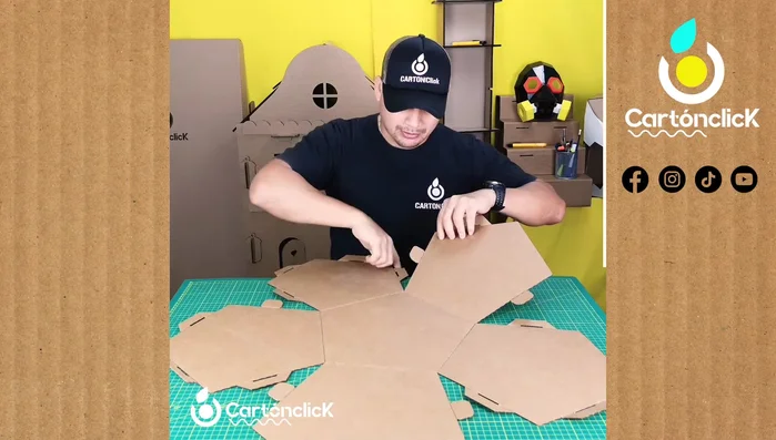 Ensamblar la base de la casita, introduciendo las piezas en las ranuras correspondientes.