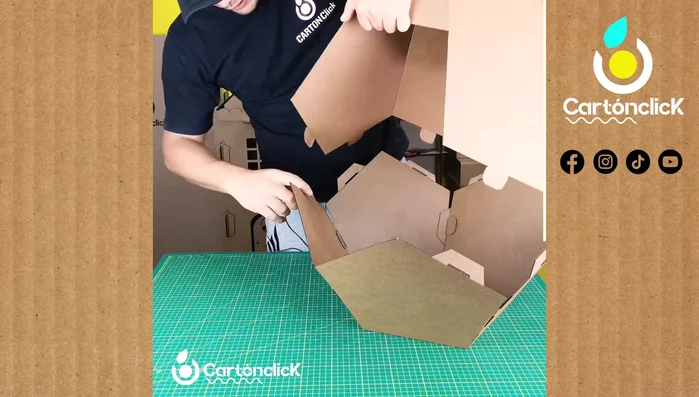 Realizar los ensambles de la parte superior, con ayuda si es posible. Trabajar con paciencia y cuidado para evitar daños en el cartón.