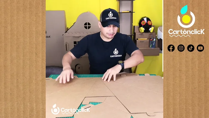 Marcar y doblar las líneas de doblez en todas las piezas, incluyendo las solapas. Hacer presión con los dedos para un doblez limpio y preciso.