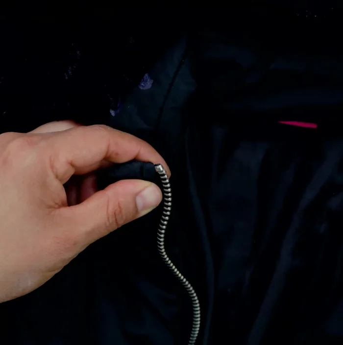 Retira el tope superior de la cremallera de ambos lados.