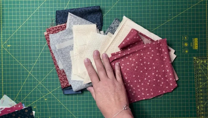 Cortar cuadrados de 10x10 cm (o la medida que prefieras, dependiendo del tamaño de tus retales). Alternar tonos claros y oscuros.