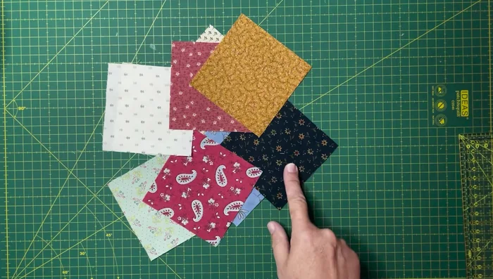 Cortar cuadrados de 10x10 cm (o la medida que prefieras, dependiendo del tamaño de tus retales). Alternar tonos claros y oscuros.