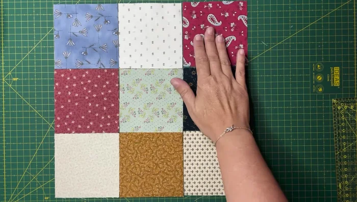 Cortar el bloque 'nine patch' por la mitad, tanto horizontal como verticalmente, obteniendo 4 bloques más pequeños.