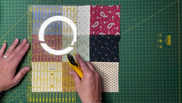 Cortar el bloque 'nine patch' por la mitad, tanto horizontal como verticalmente, obteniendo 4 bloques más pequeños.