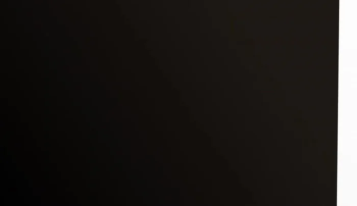 Caseta Iris o Llama para Perros: Caseta resistente a la lluvia y corrosión, con puerta corredera y pestillo con llave. Incluye ganchos para fácil montaje.